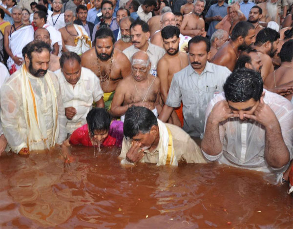 krishna pushkaralu,balakrishna,vijayawada,durga ghat,chandrababu naidu,sangamam  పుష్కరాల్లో సెంటరాఫ్ ది ఎట్రాక్షన్ బాలయ్యే!